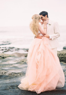 Розовый кварц и модные свадебные оттенки в свадебных платьях и аксессуарах